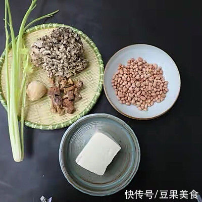 凉粉加豆腐是什么味?“铁板花生豆腐”,碰撞出冬日里的温暖