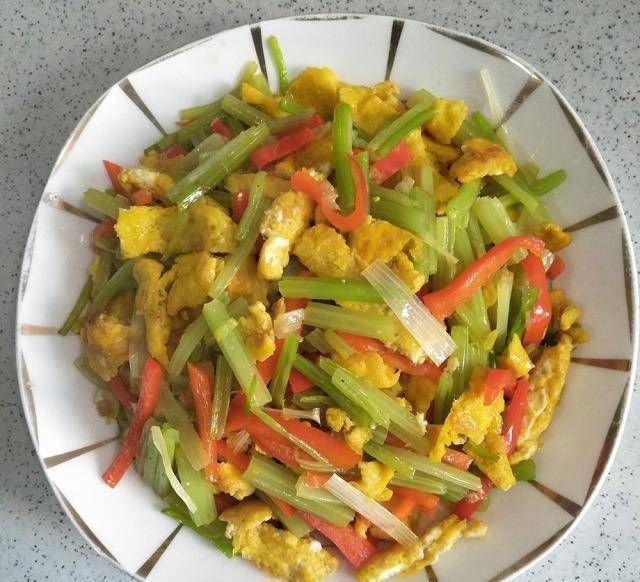 香芹炒鸡蛋,入口充满了香味,很嫩,大人小孩都喜欢