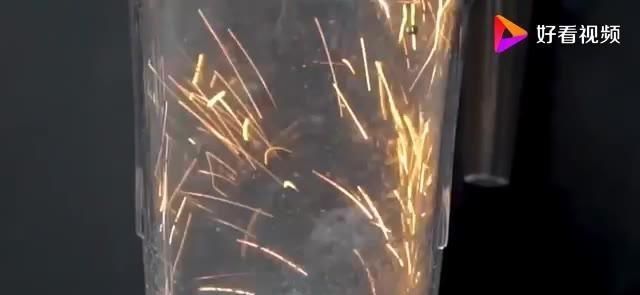 榨成|磁王钕磁铁被扔进搅拌机,火花四溅榨成粉末,难得一见的实验
