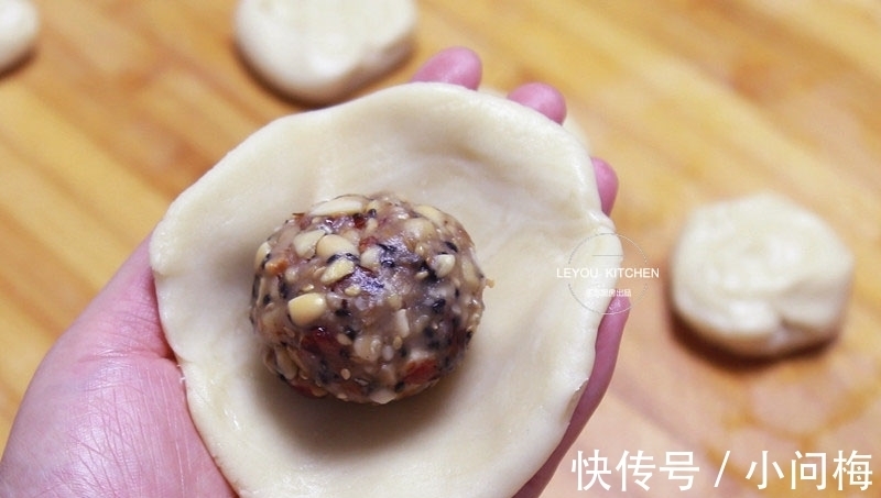 馅料|每年中秋都会做的月饼，咬一口，满手满嘴都是酥皮，比买的还香