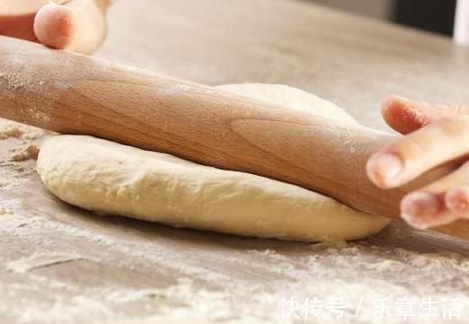 擀面杖|手擀面为啥一煮就断?和面时多放一味料,面条爽滑劲道不易断