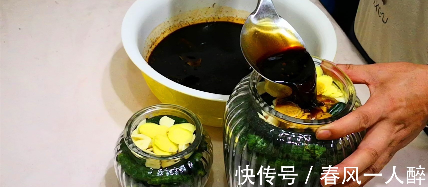 腌黄瓜时，只会加盐就外行了，多加1味调料，又脆又绿格外香！