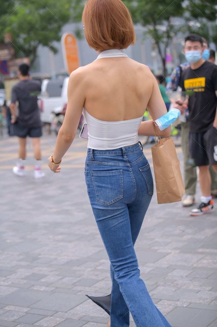 穿搭 墨绿色的无袖上衣,搭配黑色九分裤,整体给人简单清爽利落感觉