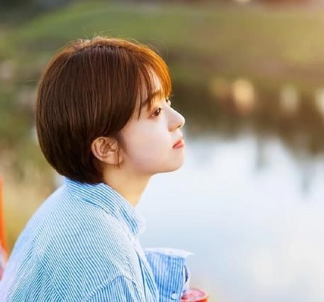 别再烫“卷发”了！2021年盛行直发，减龄好打理还显脸小