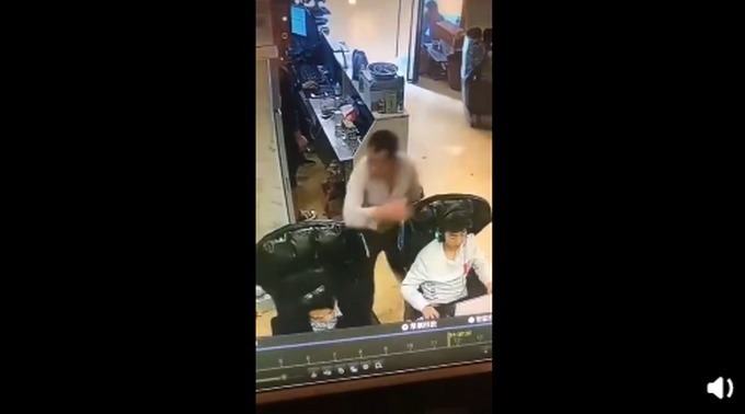 小辫|萌娃商场认错妈抱着不松手,还当着亲妈的面亲了这位“妈妈”!结局萌化