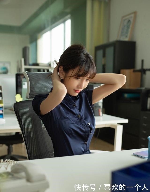 深蓝色 美女穿衬衫配短裙,端庄中带着潮流感!工作约会两不误!