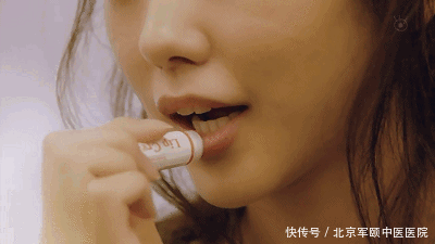 嘴唇干裂起皮,舔一舔?当心“舔”出唇炎!