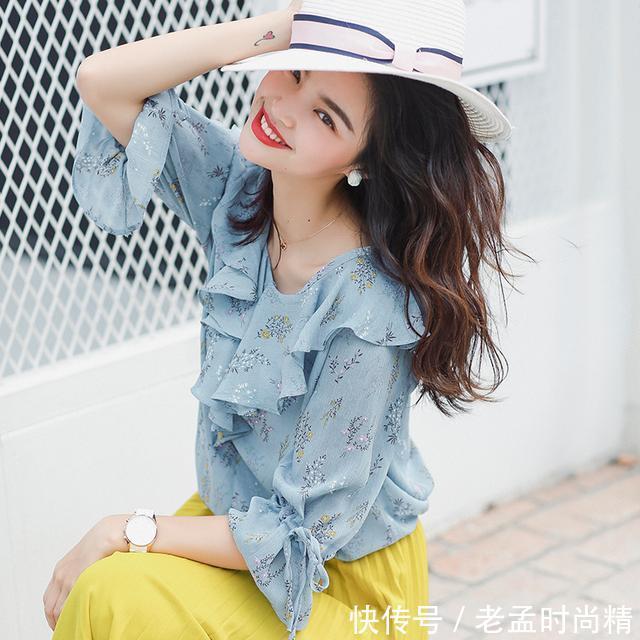 女人味 女人到了30-45这个年龄段,适合穿洋气花边衫,显甜美女人味