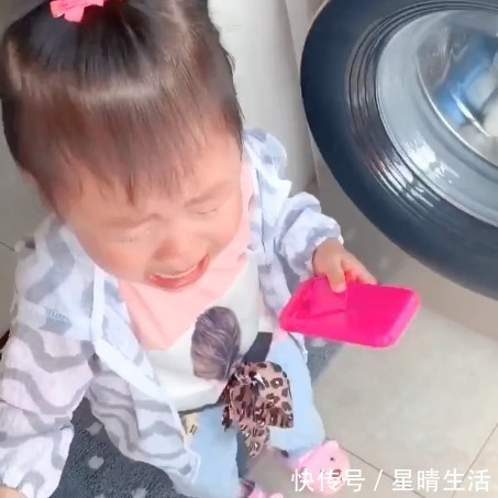情结|宝宝发现被子被洗了，气得直跺脚，无奈之下的决定把奶奶萌到了