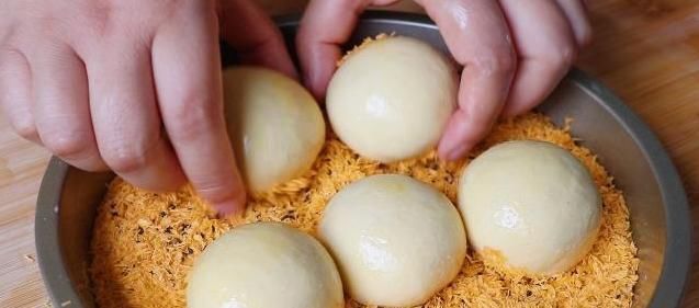 玉米面别窝窝头了,我家经常这样做,孩子一顿能吃好几个,比肉香