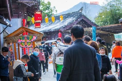 屋檐、地面雪白一片，大朵“雪花”从天而降，浙江宁波下雪了