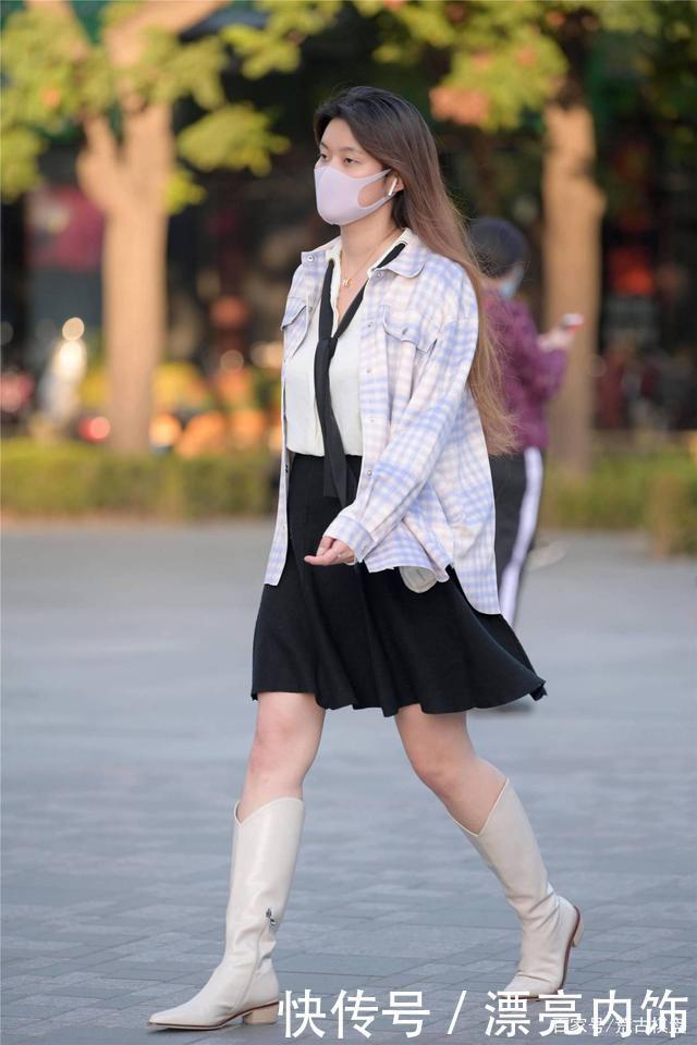 秋天的米色长靴,不是过膝的款式,搭配出清新的时尚美