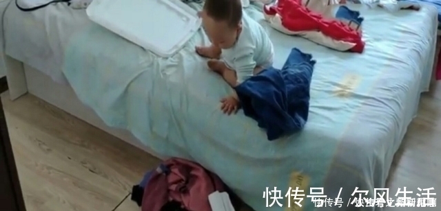 周妈妈|11个月宝宝竟然自己下床?防止自己摔疼的这操作:厉害了