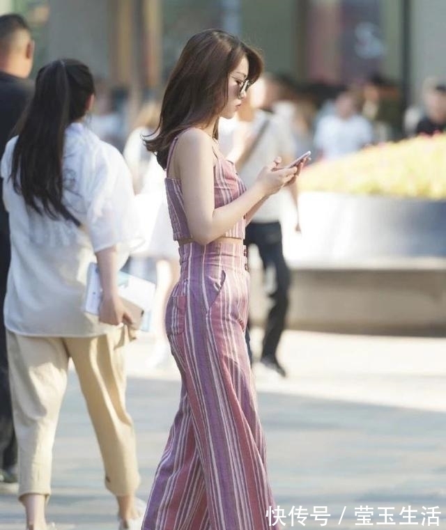 玄色 成熟女性穿出魅力与韵味,条纹套装配黑色墨镜,高贵优雅有女人味