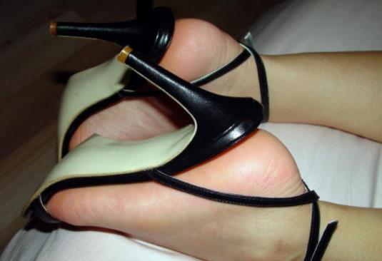 细跟鞋|细跟鞋尖的设计凸显个性,可以轻松无压力的搭配