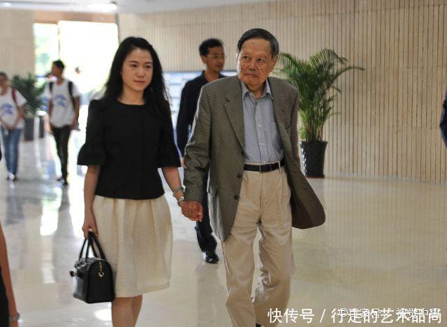 衣服|杨振宁妻子翁帆衣品真是脱俗,素面朝天爱穿白衣,书卷气质好迷人