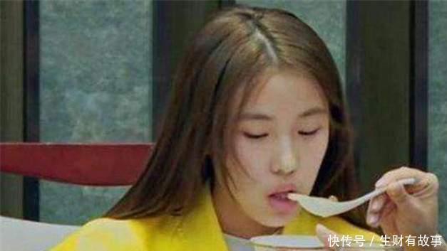 刘思琦每月花费过万,16岁还要家人喂饭,如今完成华丽蜕变