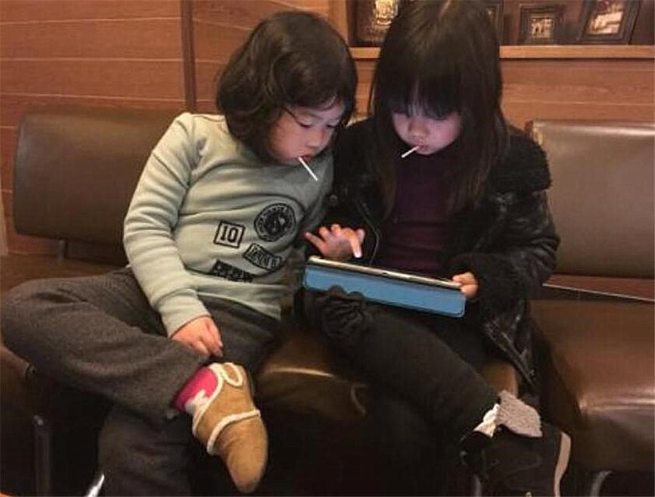 无缘|孩子爱用这3种坐姿,基本无缘“大长腿”,还影响气质,尽早纠正