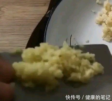 拿肉都不换的鱼香茄子做法，制作简单明了，看着就很香！