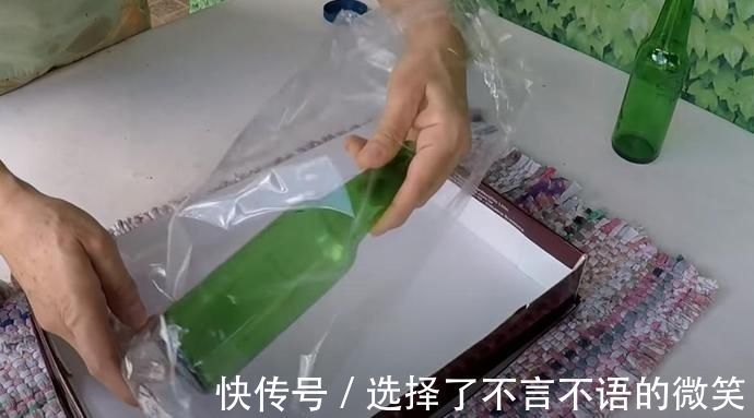 搅拌均匀|旧啤酒瓶我要留着,砸碎了和水泥,做个水磨石花盆比陶瓷的好看