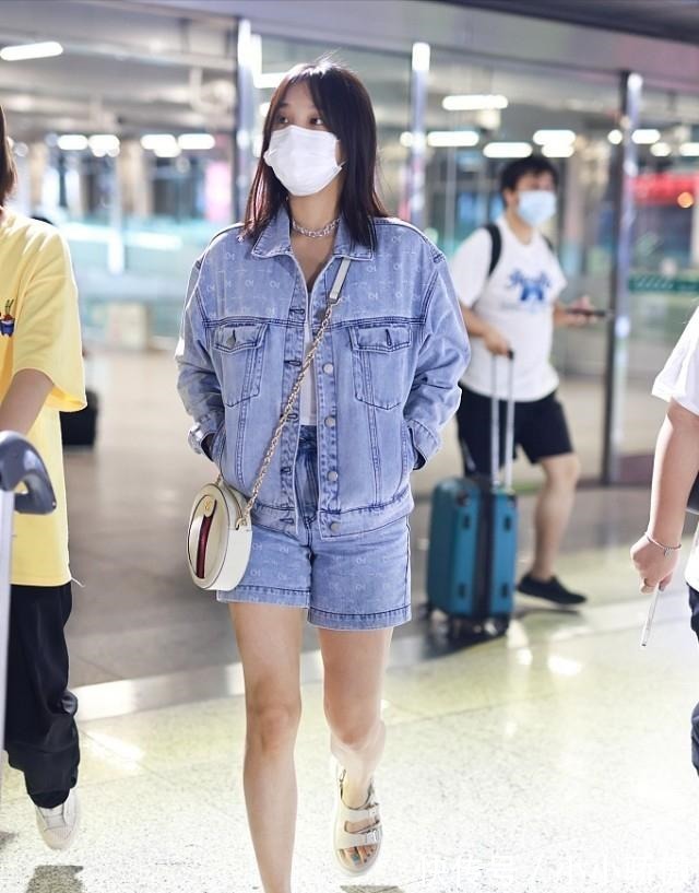 版型 运动款、牛仔款套装应有尽有,穿搭很有一套,魅力十足!