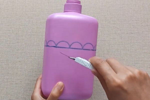 洗发水瓶变|洗发水瓶不要扔,瓶身切一刀,放在卫生间,全家人都要抢着用