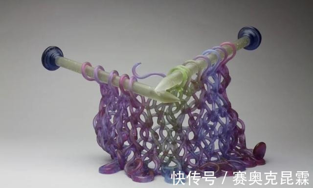 色彩#她是用玻璃雕塑“织毛衣”的第一人,这质感极其逼真!手太牛逼了