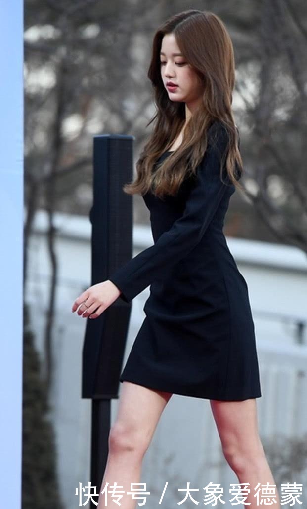 张元英|张元英穿一袭小黑裙,搭配微卷长发显优雅气质,看不出她才17岁
