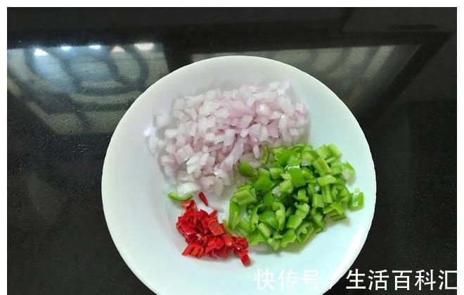 鲜香|入伏后孩子最馋排骨这做法，鲜香入味不油腻，炸后加料一拌，真香