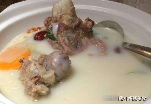 炖骨头汤，千万不能直接加水炖，只需多加这1步，汤汁浓白似牛奶