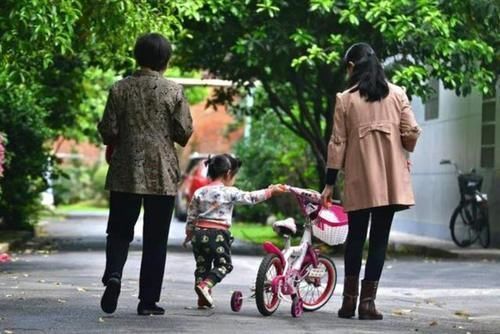 兄弟姐妹|龙凤胎一个交给奶奶养,一个交给外婆养,几年后差距竟然如此大