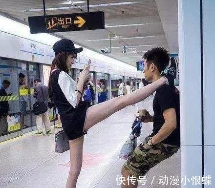 |搞笑图片：大姐，你的腚是硅胶做的吗？