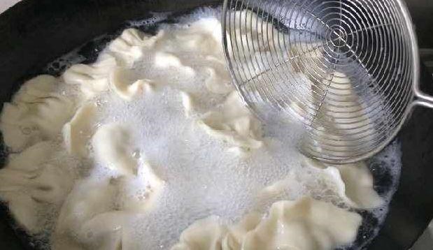 煮饺子时加点“料”，不破皮不粘连，还熟得快！