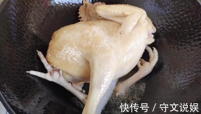 鸡肉|吃了30几年的鸡,这做法最好吃,整只鸡丢进锅里,全家人抢着吃