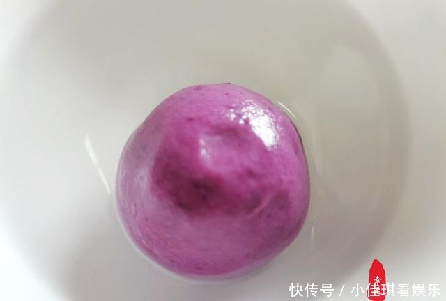 用薯泥制作甜品，过年的时候与家里的小孩一起动手，乐趣多多