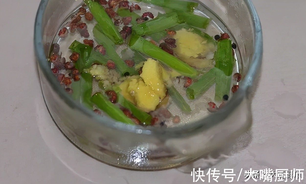 白菜馅别再杀水了，饭店厨师教你2个不外传的技巧，味鲜美不出水