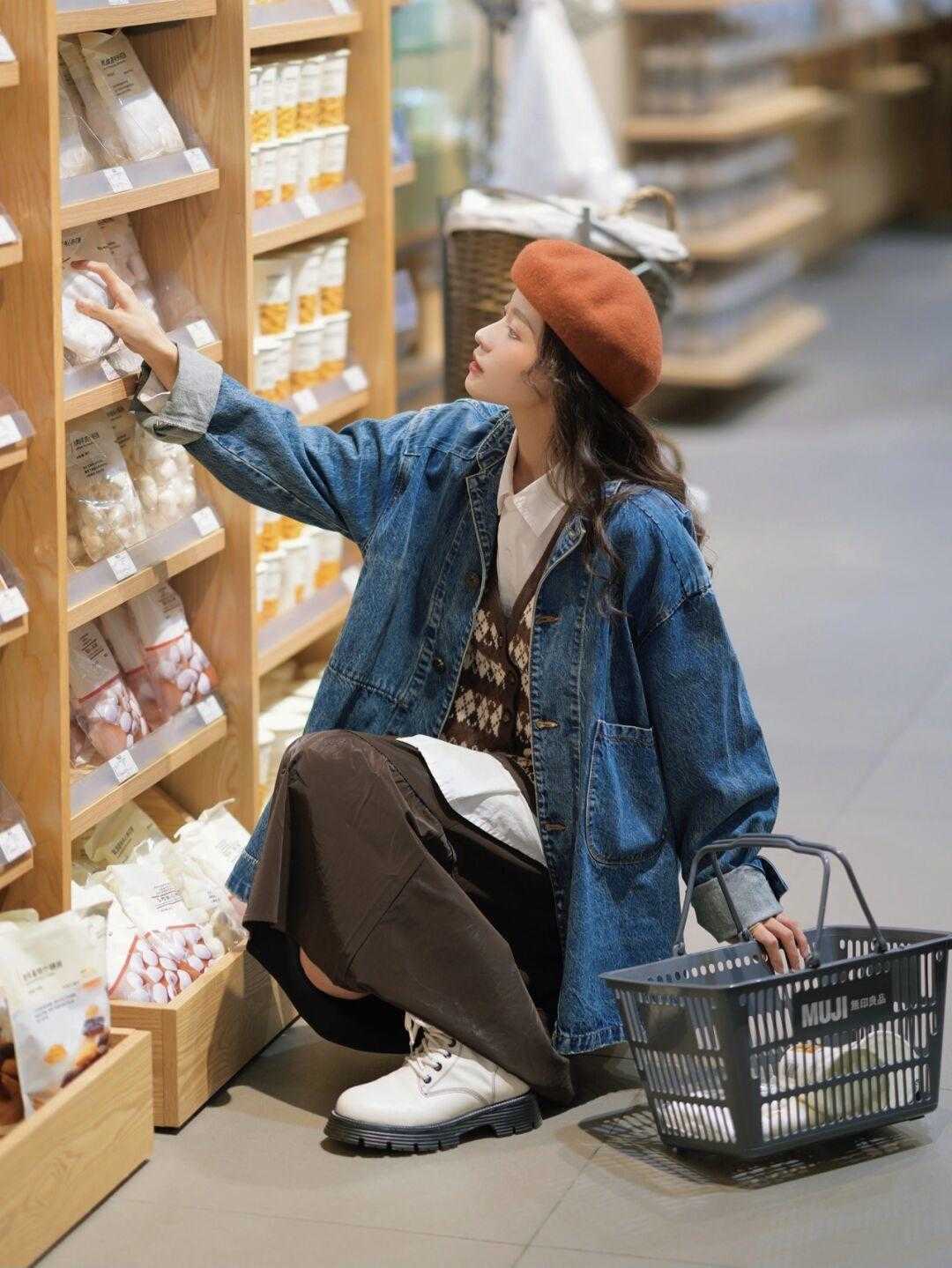 下半身|秋季如何穿搭?牛仔外套搭配半身裙,普通女生也能穿出高级感