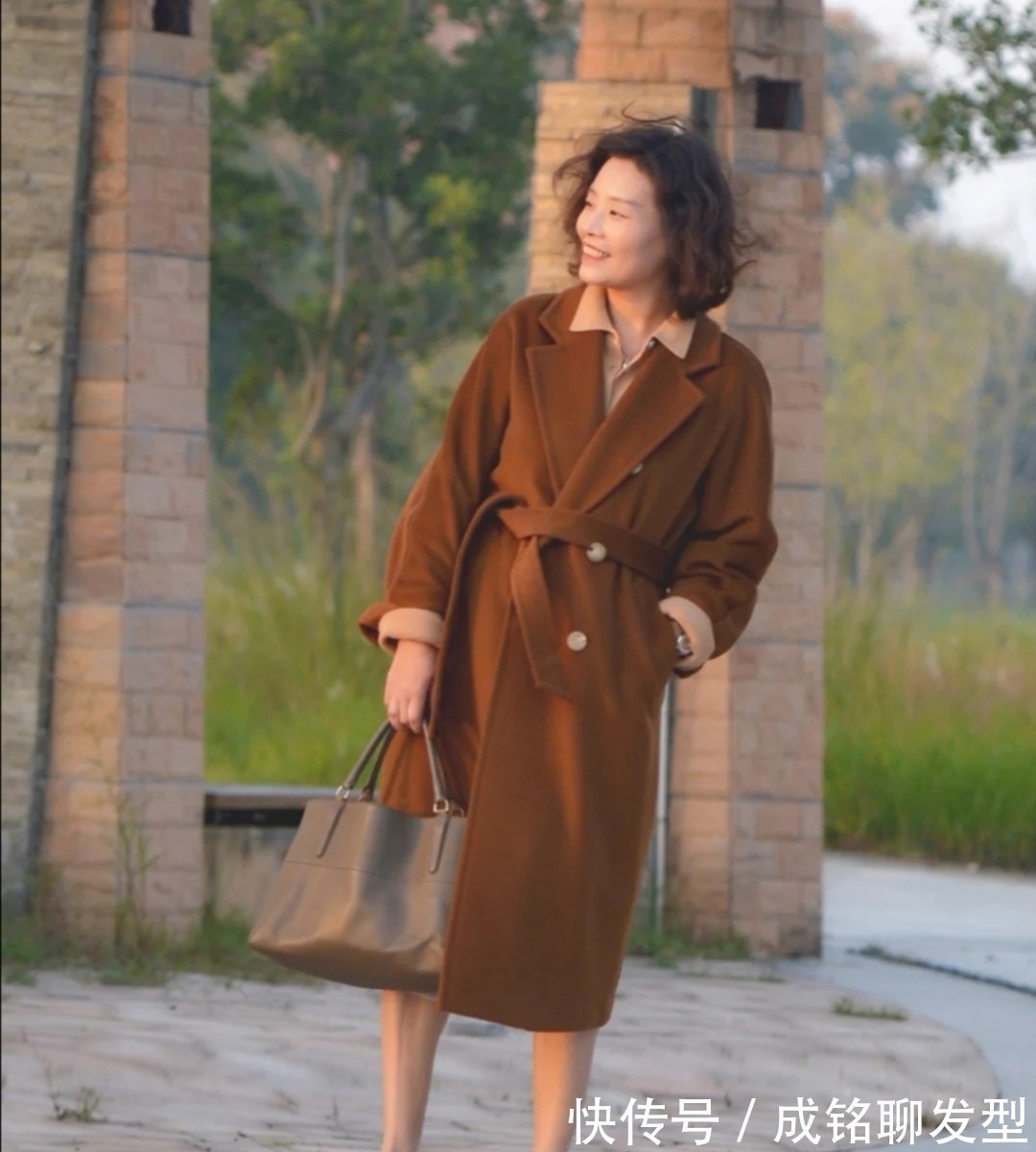 百搭 50岁而不老,这位素人姐姐的穿搭法,真实自然不装嫩,保暖又百搭