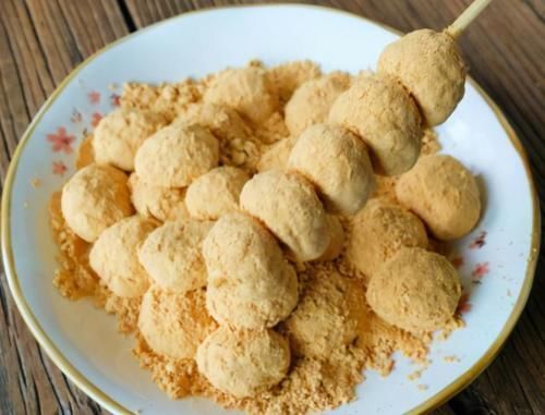 糯米糍粑不用买，一斤糯米粉做一盘，随取随吃特方便，日常小零食