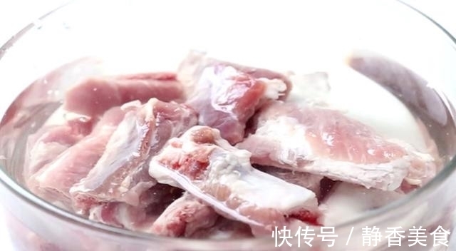 红烧排骨年糕做法,炒糖色有窍门,色泽诱人超入味