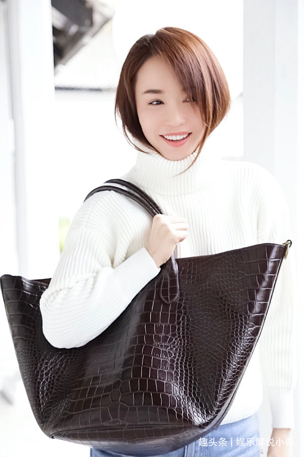 50岁范文芳穿镶钻抹胸裙满面油光身材似少女同龄老公却老太多