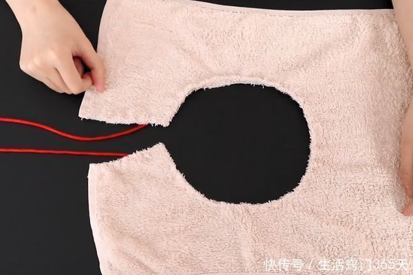 毛巾|毛巾上剪一个洞，好多人不知道有啥用，解决了很多父母的大烦恼！