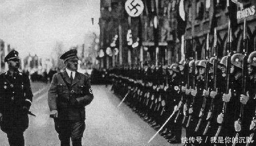 拥抱|希特勒最得力的士兵,机枪也杀得通红,被俘后和盟军拥抱!