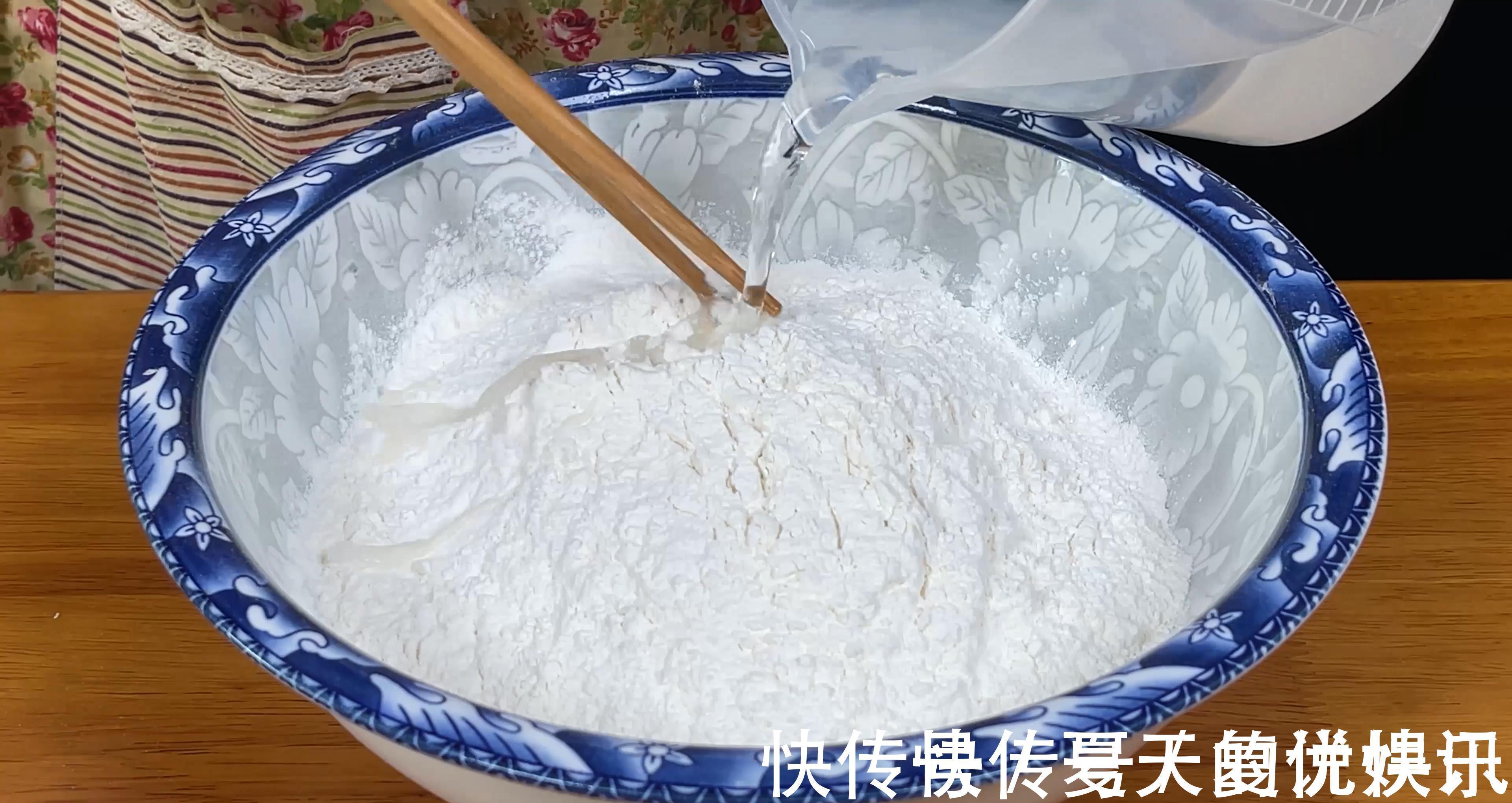 早餐店的葱油饼为什么好吃?原来做法简单,学会就可以摆摊了