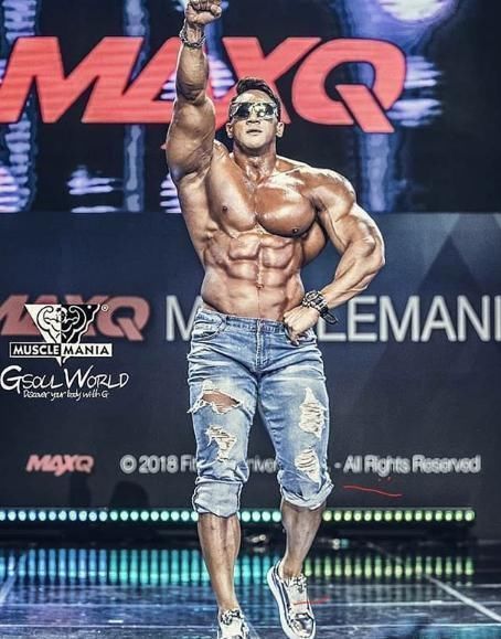 场面|当黄哲勋遇上E杯小姐姐，胸肌完全不输，场面一度十分尴尬