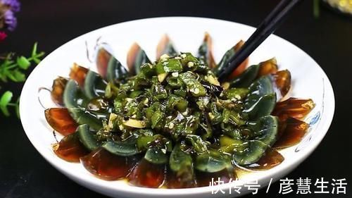 这才是辣椒拌皮蛋的正确做法，香辣下饭，上桌就抢光，吃了还想吃