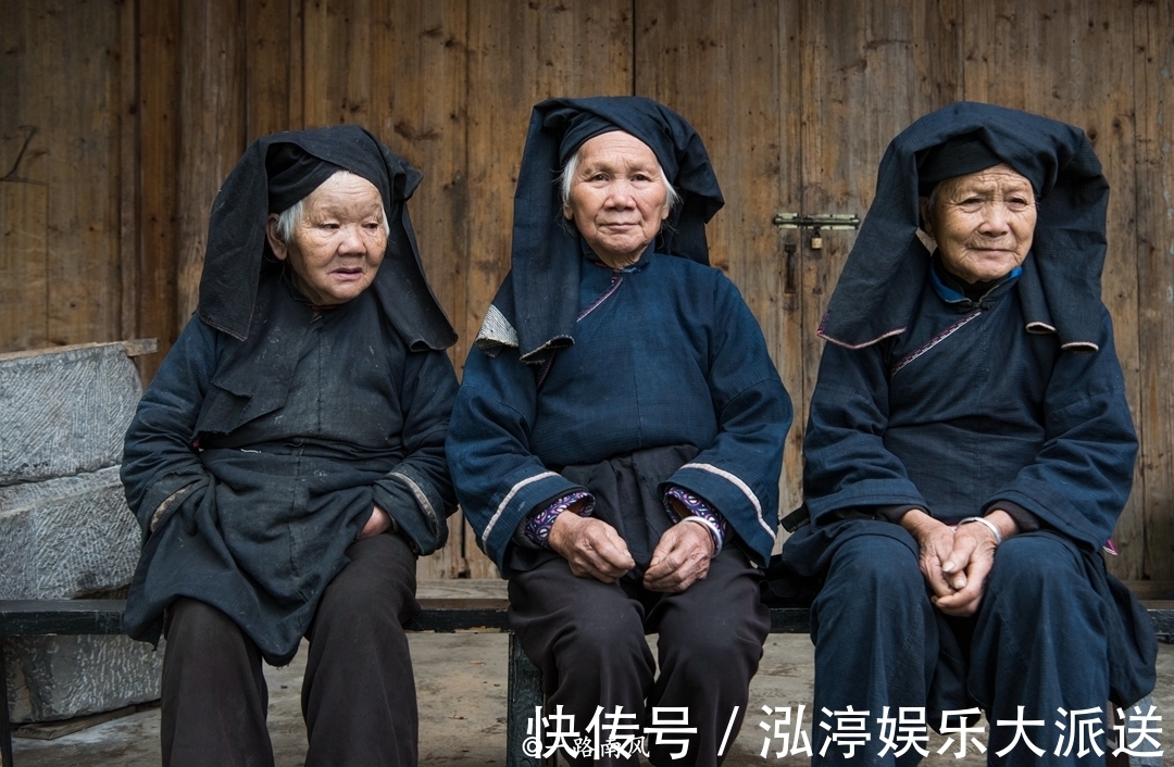 脚底|广西深山有座奇特村寨，人们从头顶黑到脚底，老人小孩最擅长歌舞