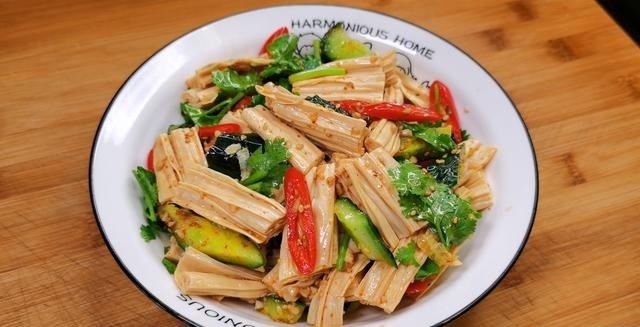 泡腐竹时,用热水还是凉水教你正确的做法,柔韧入味,鲜香开胃