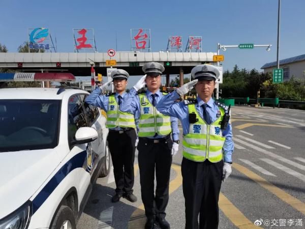 人民警察|交警李涌牺牲后，群众自发献花，他的故事不能忘……