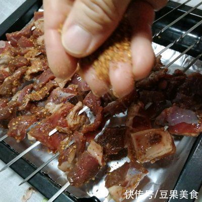 大厨教我的烤羊肉串的做法，果然好吃到没朋友